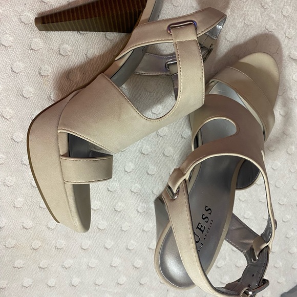 GUESS OFF-white brushed leather Sandal with Stacked Heel - Picture 10 of 16